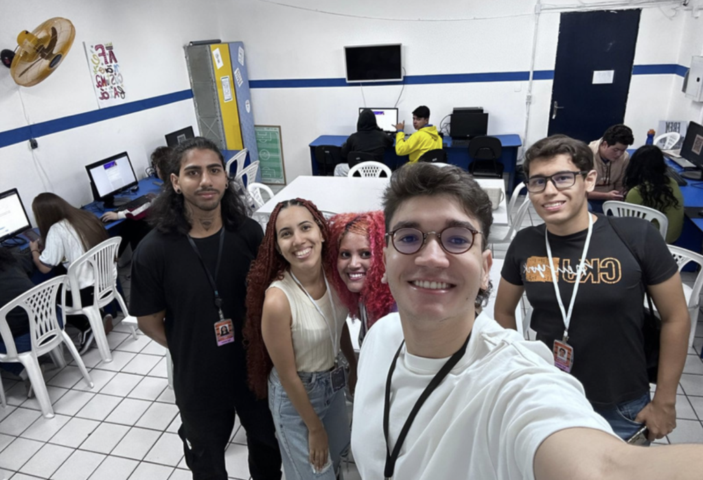 Equipe do Eixo Social em campo no Colégio de Ensino Médio Vicente Monteiro. Imagem: Observatório do Amanhã